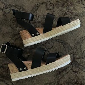 New never worn. Steve Madden espadrille sandal. Ladies size 8.5.